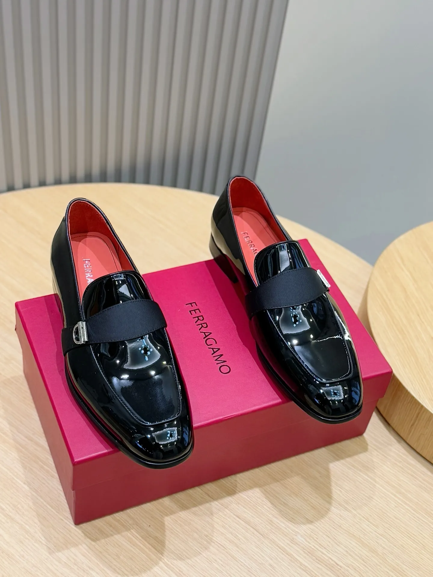 [Ferragam] Top P: 960💰 Size: 39-44 (38. 45.46 can be customized) Ferragamo Gancini buckle moccasins. These men's loafers are exquisite and gorgeous, with shiny patent leather uppers that highlight urban style. The almond-shaped toe adds a stylish touch, with three-dimensional stitching around the upper and contrasting tubular piping for a unique silhouette. The shoes are exquisitely crafted, with grosgrain ribbons and metallic Gancio buckles adding a classic touch, complementing the contrasting red accents. Finished with a slim leather sole. Imported cowhide upper + cowhide lining + genuine leather outsole.